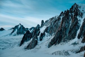 Saint-Gervais-les-Bains, station thermale, propose des bains relaxants, des promenades dans des parcs arborés, et des vues panoramiques sur le Mont Blanc.